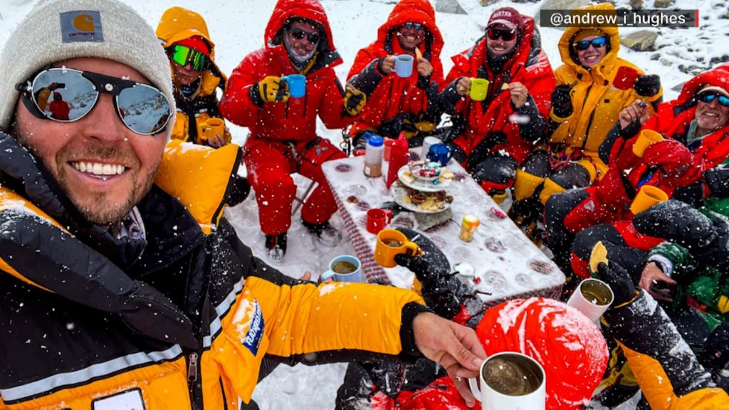 Escaladores consiguen Récord Guinness en el Everest y celebran con té