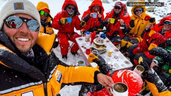 Escaladores consiguen Récord Guinness en el Everest y celebran con té
