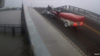 Casi cae con su moto desde puente levadizo
