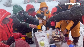 Escalador da acceso a CNN a su exclusiva fiesta del té en el Everest