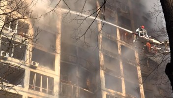 Ataque a edificio residencial de Kyiv deja 2 muertos