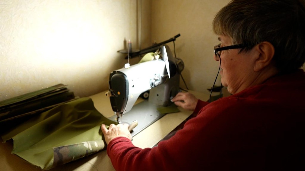 Esta avó ucraniana costura coletes à prova de balas para o exército de seu país