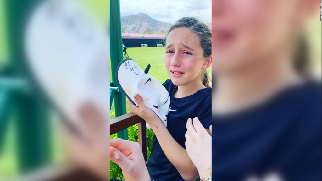 Beautiful reaction of a girl for Nadal's autograph