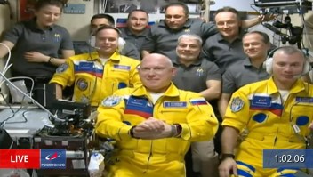 Cosmonautas rusos usan uniformes con los colores de Ucrania