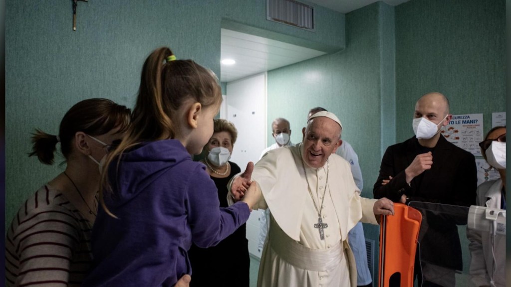 Papież Franciszek odwiedza grupę dzieci uchodźców
