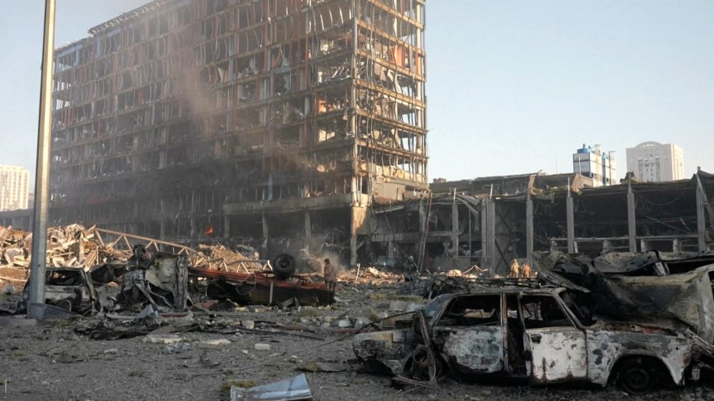 Co najmniej osiem osób zginęło w rosyjskim ataku na centrum handlowe w Kijowie