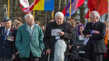 El superviviente del Holocausto Boris Romantschenko (al centro) junto a otros antiguos prisioneros del campo de concentración nazi de Buchenwald durante una ceremonia de conmemoración en abril de 2015.