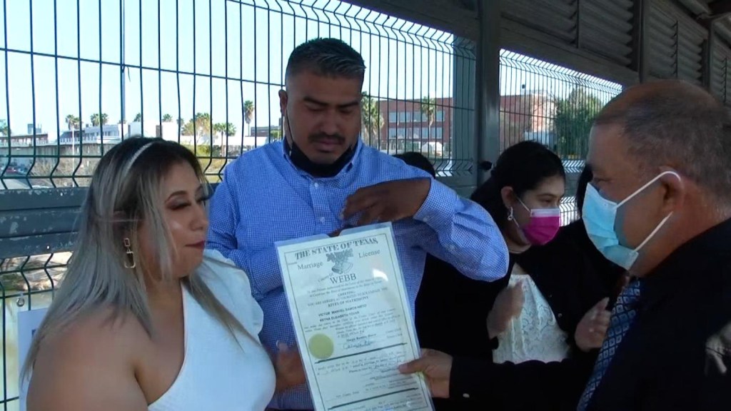 Pernikahan di jembatan perbatasan antara Meksiko dan Amerika Serikat