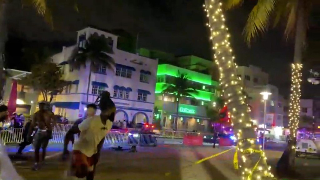 Tembakan membuat kerumunan berlarian di Miami