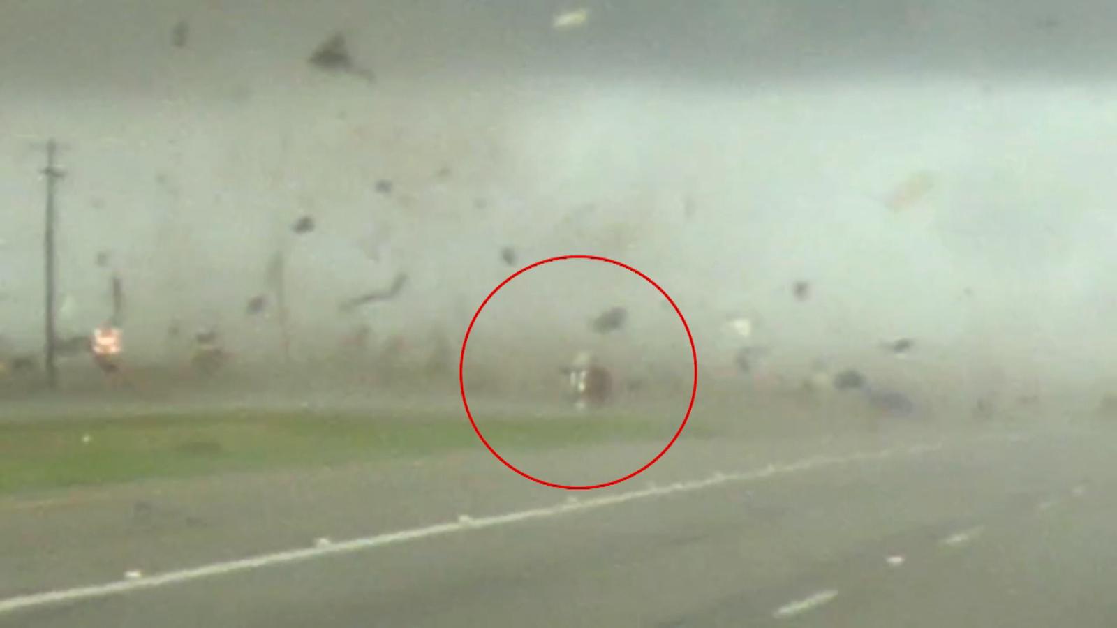 Badai menelan sebuah truk di Texas dan membuatnya hampir berputar di udara