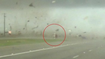 Tornado en Texas puso a girar un carro varias veces