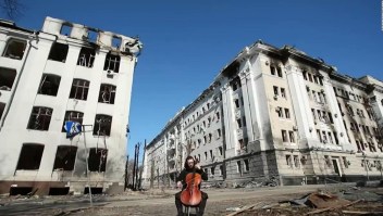 Violonchelista toca en medio de la destrucción de Járkiv para ayudar a Ucrania