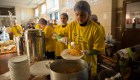 El desafío de llevar comida a la zona de guerra en Ucrania