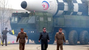 Esta imagen de la agencia oficial de noticias Korean Central News del 25 de marzo muestra supuestamente al líder Kim Jong Un caminando cerca de lo que, según los medios de comunicación estatales, es un nuevo tipo de misil balístico intercontinental. Los expertos dudan de estas afirmaciones.