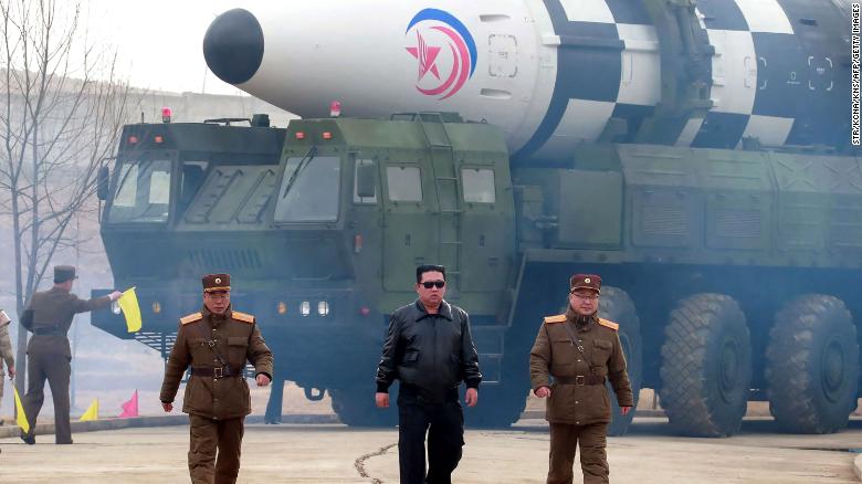 Esta imagen de la agencia oficial de noticias Korean Central News del 25 de marzo muestra supuestamente al líder Kim Jong Un caminando cerca de lo que, según los medios de comunicación estatales, es un nuevo tipo de misil balístico intercontinental. Los expertos dudan de estas afirmaciones. 