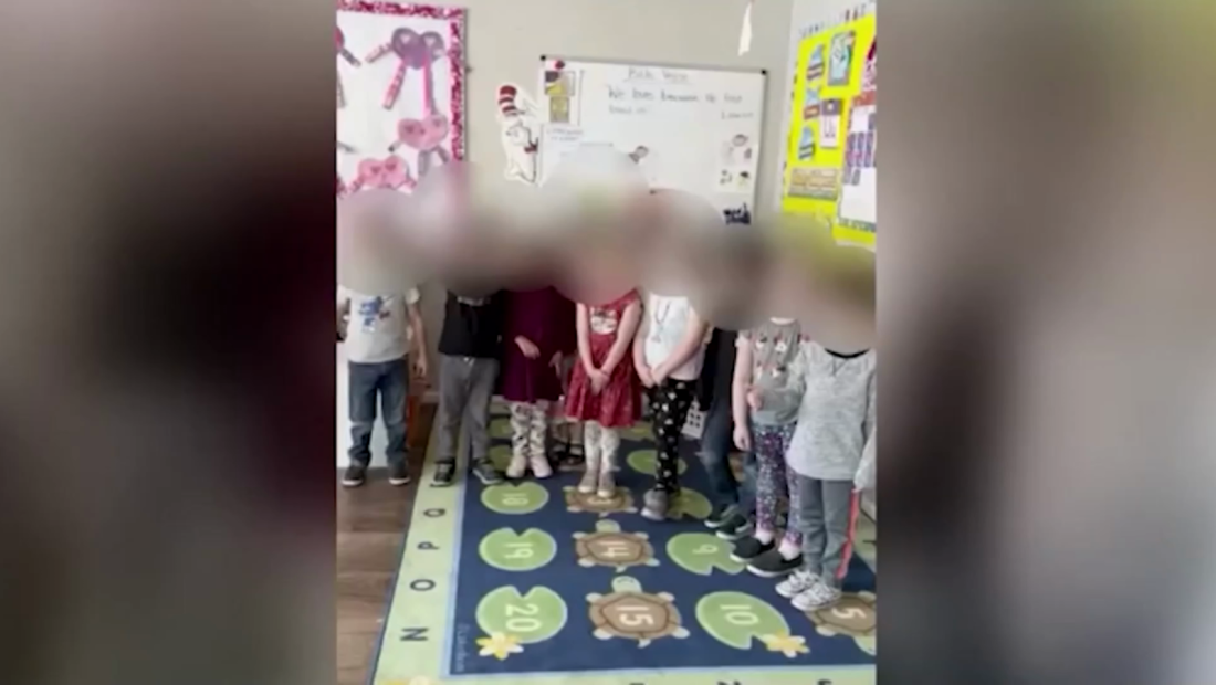 Niños de preescolar recitan consigna anti Biden