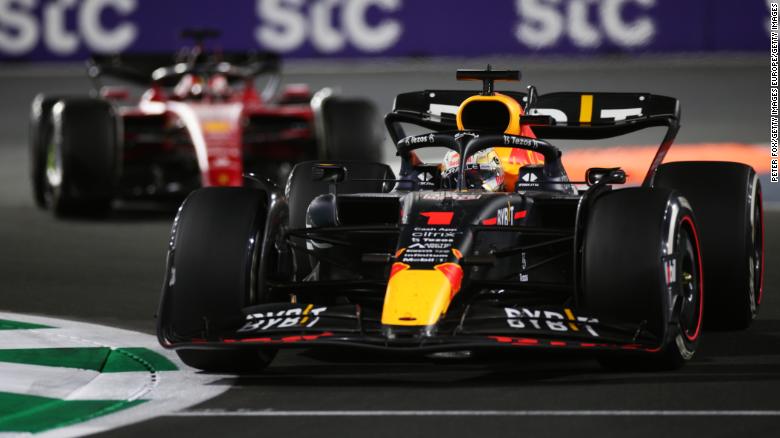 En la imagen, Verstappen adelanta a Leclerc durante el Gran Premio de Arabia Saudita.
