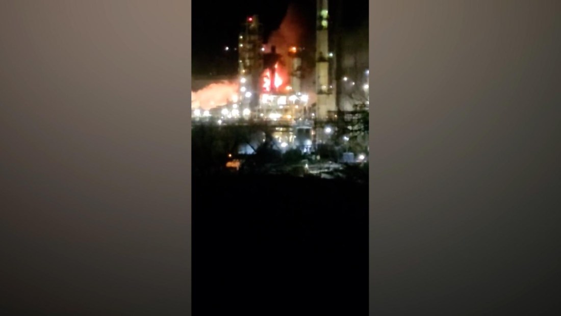 Así fue el impactante incendió de una refinería de Exxon