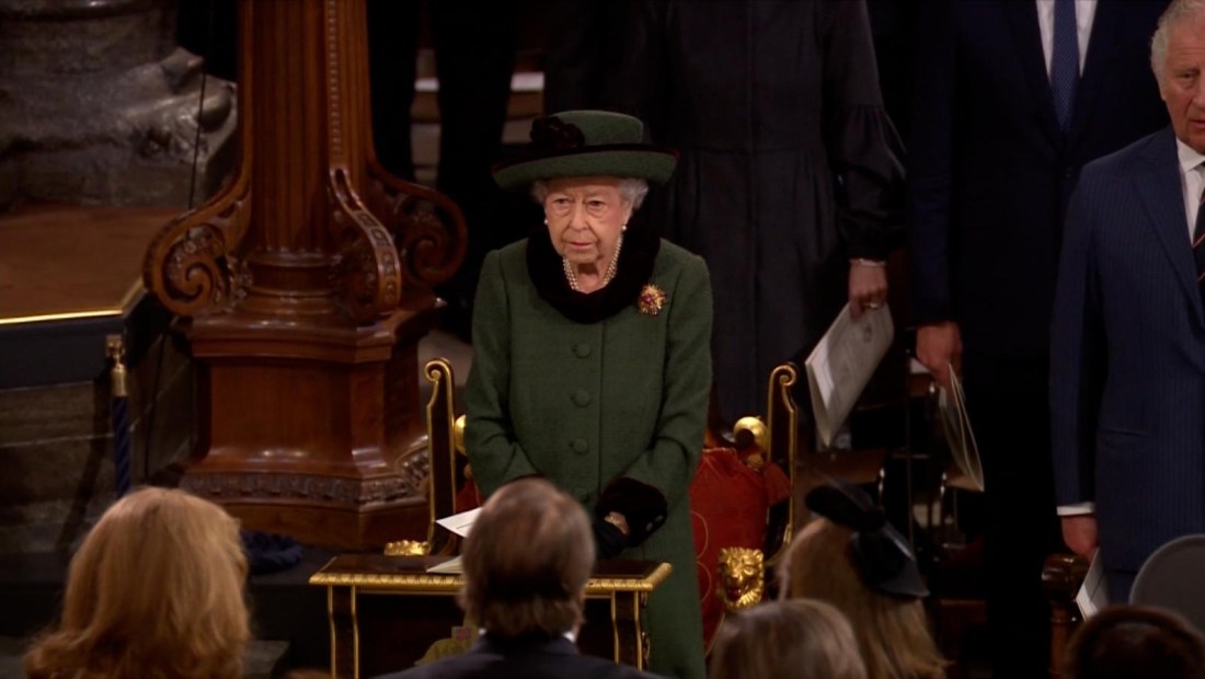 Reina Isabel II hace su primera aparición en público después de meses