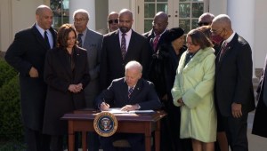 ¿Qué es la ley contra el linchamiento que firmó Biden?