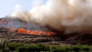 Mira este impactante incendio de un vertedero en la India