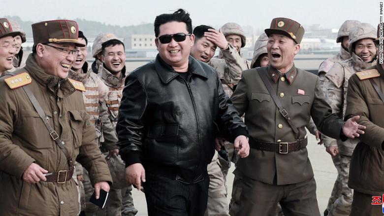 Esta imagen de los medios de comunicación estatales norcoreanos, supuestamente tomada el 24 de marzo, muestra al líder Kim Jong Un caminando con personal militar norcoreano durante la operación de lanzamiento de prueba de lo que, según los medios estatales, era un nuevo tipo de misil balístico intercontinental.