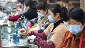 La actividad de las fábricas en China se contrajo en marzo, ya que el peor brote de ocvid en dos años provocó cierres esporádicos.