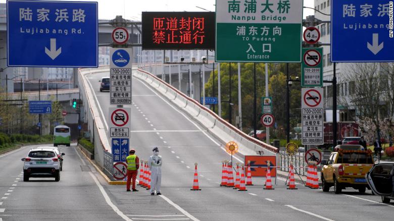 En la imagen, un agente de policía vigila junto a un puente que conduce a la zona de Pudong de Shanghai, ahora en un cierre por covid-19.