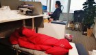 Empleados de Shanghái duermen en oficinas tras cierres
