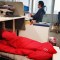 Empleados de Shanghái duermen en oficinas tras cierres