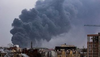 Humo luego de un ataque aéreo sobre Lviv, Ucrania