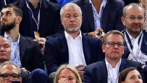 El propietario de Chelsea, Roman Abramovich, ha sido sancionado por el gobierno del Reino Unido como parte de los esfuerzos para "aislar" al presidente ruso, Vladimir Putin.