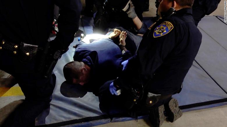 Un video revelado recientemente muestra a un hombre de California gritando 'No puedo respirar' antes de morir bajo custodia policial en 2020