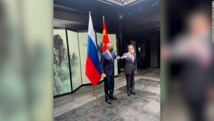 El Ministro de Relaciones Exteriores de Rusia, Sergey Lavrov, y el Ministro de Relaciones Exteriores de China, Wang Yi, se reúnen en Tunxi, China, el 30 de marzo.