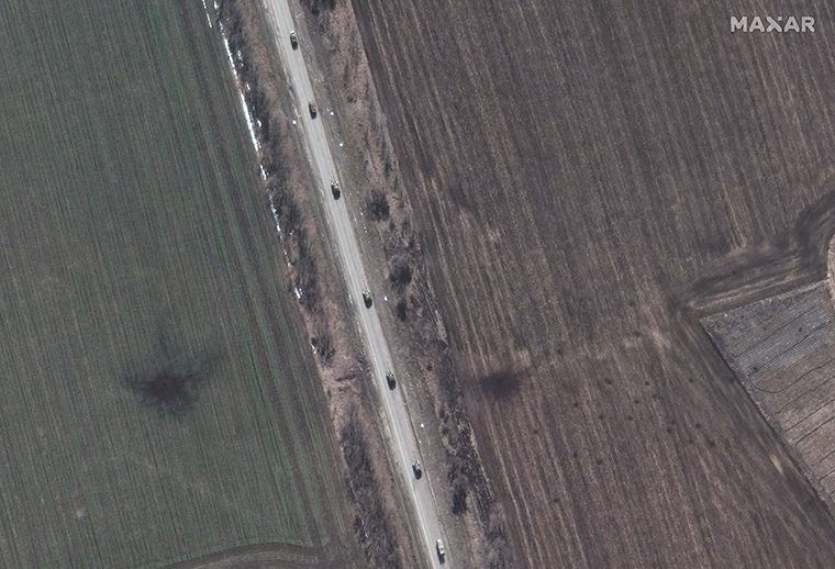 Se ve un convoy de artillería autopropulsada rusa moviéndose hacia el sur hacia Izyum. (Tecnologías Maxar)