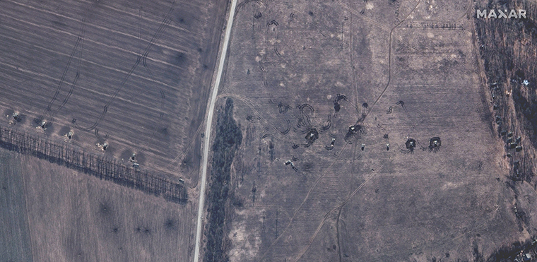 Artillería autopropulsada rusa en un campo, con sus torretas apuntando hacia el centro de Izyum.