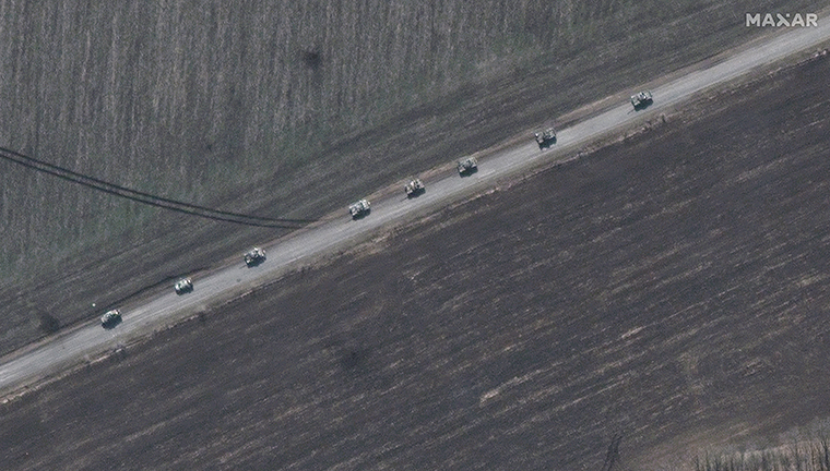 Un convoy de tanques avanzando hacia el norte hacia Izyum.