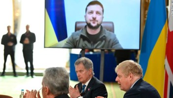El primer ministro británico, Boris Johnson, y los asistentes aplauden después de que el presidente de Ucrania, Volodymyr Zelensky, se dirigiera a una reunión de la Fuerza Expedicionaria Conjunta en Londres el 15 de marzo de 2022. OTAN