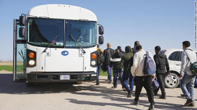 Migrantes transportados en autobús desde Texas llegan a Washington