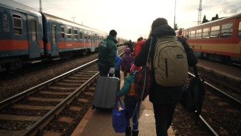 Un millón de refugiados huyen de Ucrania mientras Rusia intensifica el bombardeo de ciudades clave