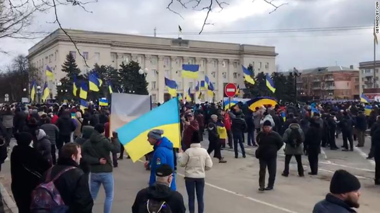 Ucranianos se manifiestan en Jersón el 5 de marzo para protestar por la ocupación de Rusia.