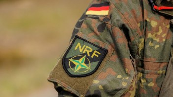 Un soldado alemán con el símbolo de la Fuerza de Respuesta de la OTAN (NRF), durante ejercicios militares de la NRF en Munster, Alemania, el 10 de mayo de 2022. (Foto: Morris MacMatzen/Getty Images)a