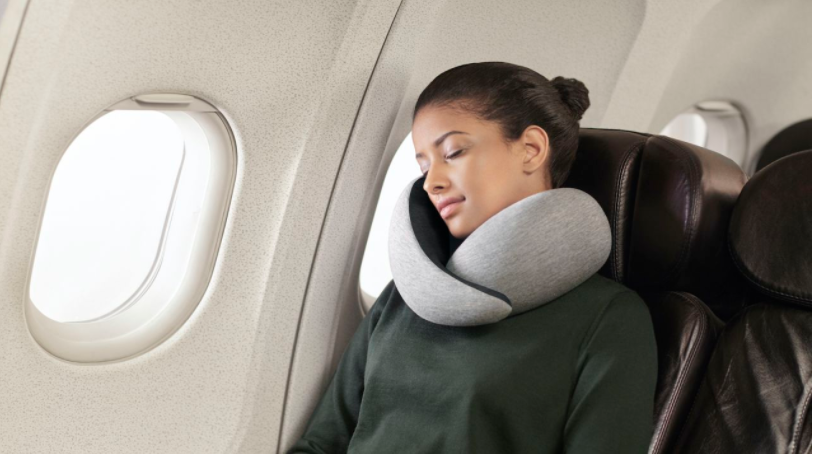 Esta es la manera correcta de usar la almohada de viaje para dormir en un  avión