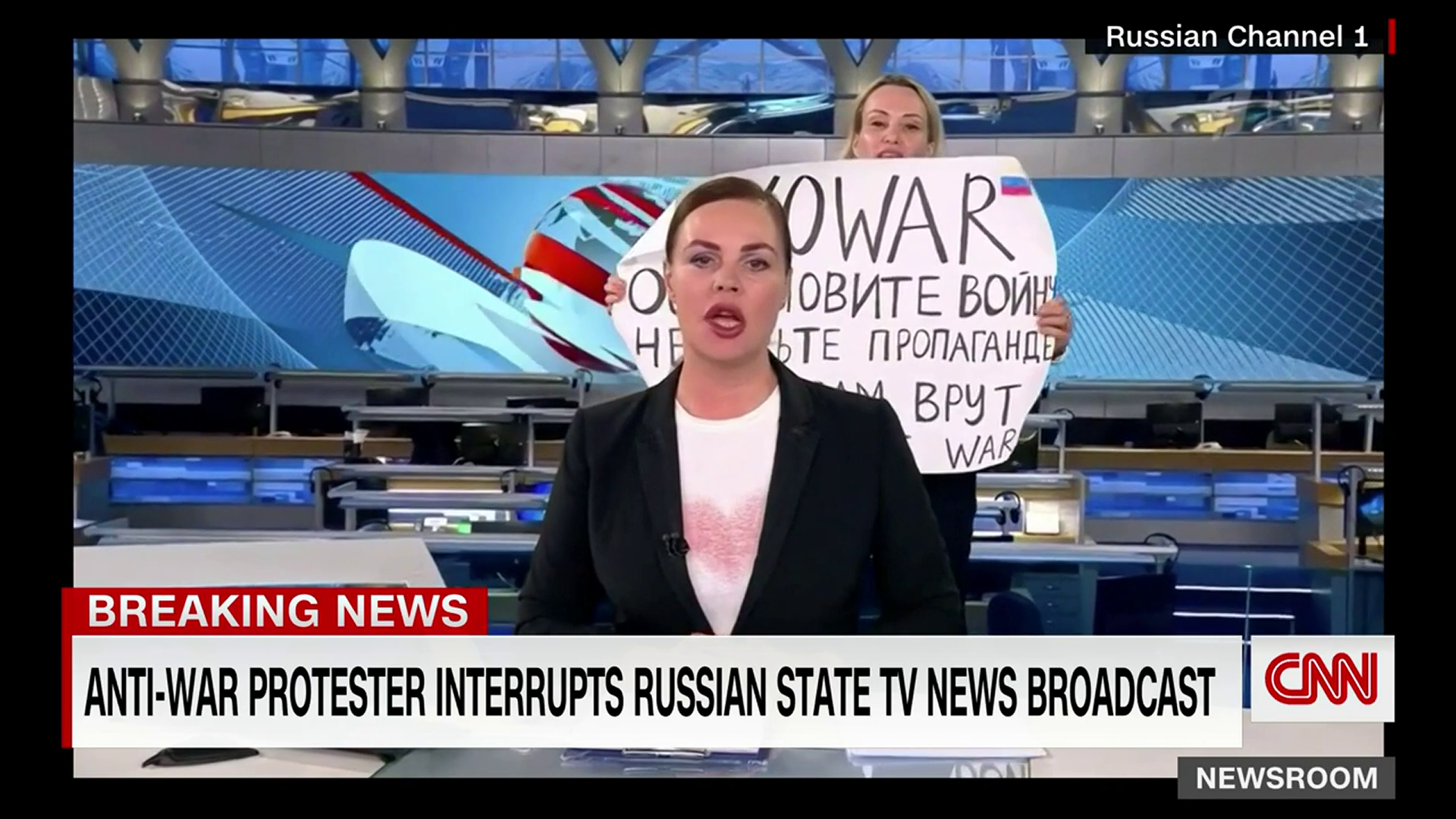 manifestante cartel noticiero rusia
