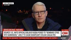 Anderson Cooper contiene las lágrimas tras video de bombardeo en Kyiv