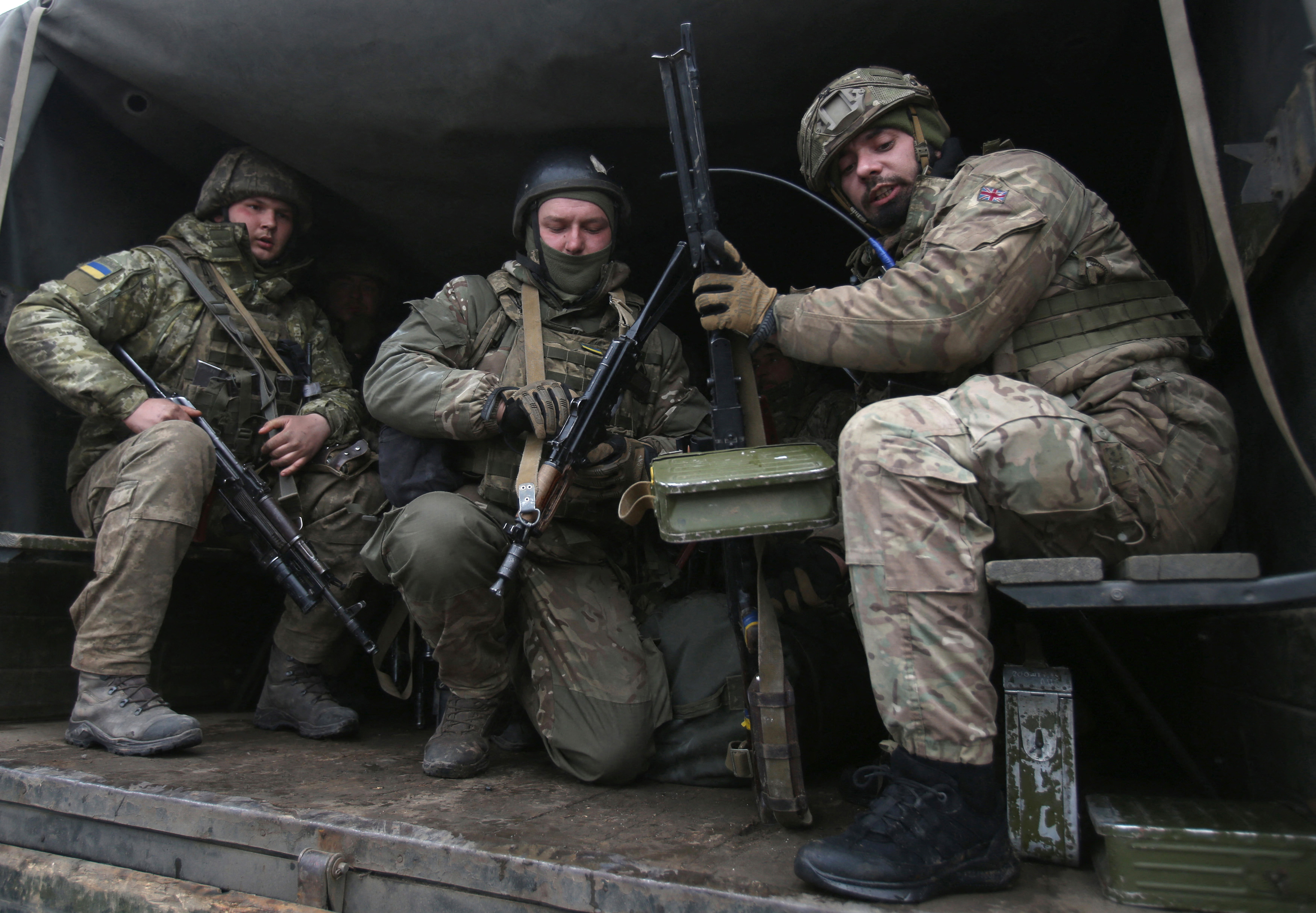 Украинцы воюют против украинцев. Украинские военные. Российские вооруженные силы на Украине. Армия ВСУ. Украинская армия на Донбассе.