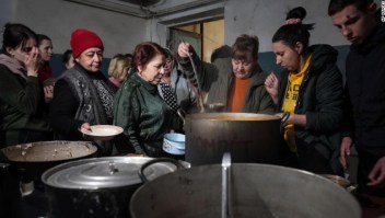 Ucranianos recurren a medidas desesperadas para obtener alimentos y agua