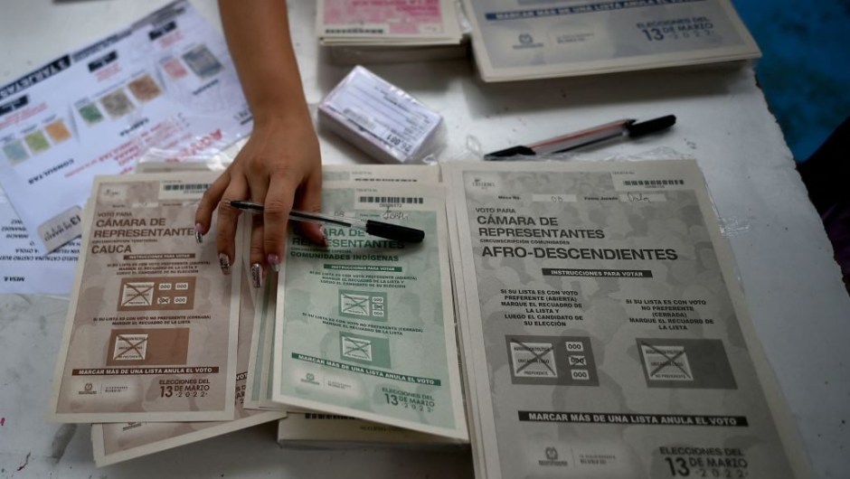 Cierran las urnas en las elecciones legislativas de Colombia