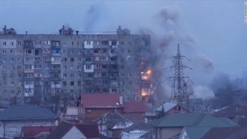 Tanque ruso dispara contra un edificio de apartamentos en Ucrania