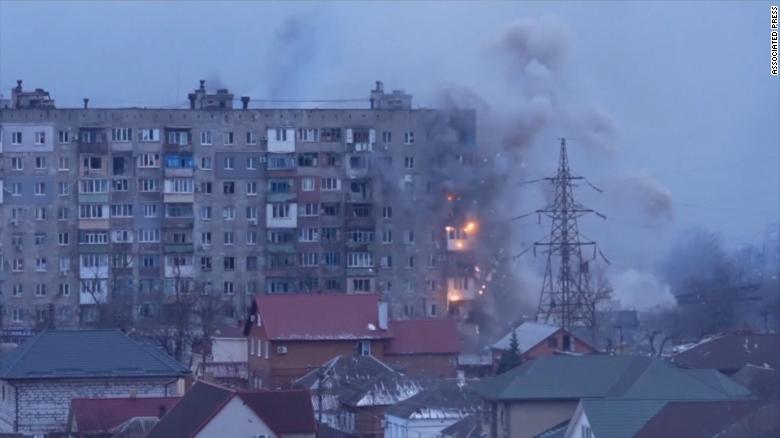 Tank Rusia menembaki sebuah gedung apartemen di Ukraina